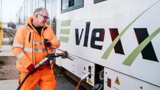 Servicekraft betankt einen vlexx-Zug an einer Außenanlage mit einem Kraftstoffschlauch
